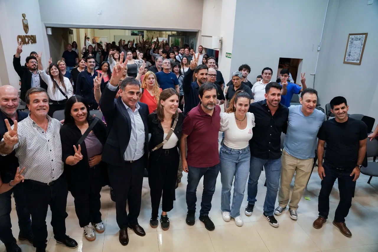 Ruido en La Libertad Avanza de San Martín el concejal Santiago Leo apareció en un acto peronista y reavivó viejas internas