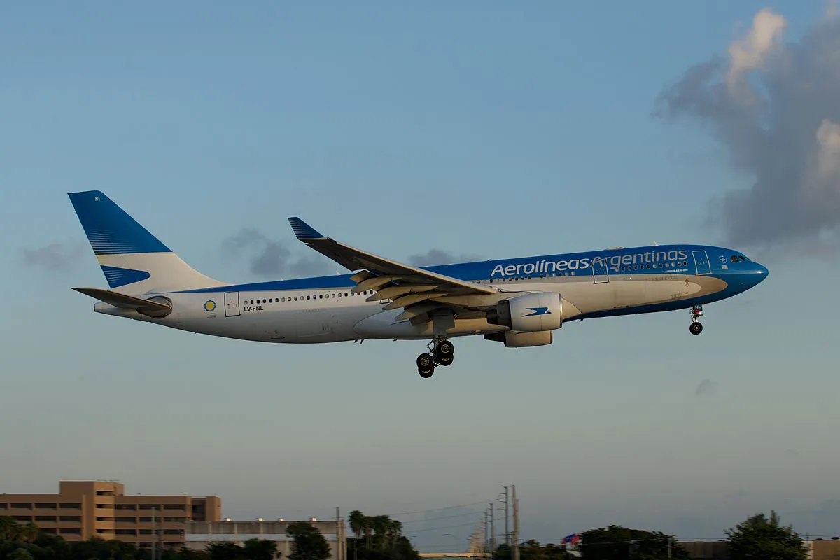 1200px-Aerolineas_Argentinas_Airbus_A330-200_LV-FNL_(15203360984)