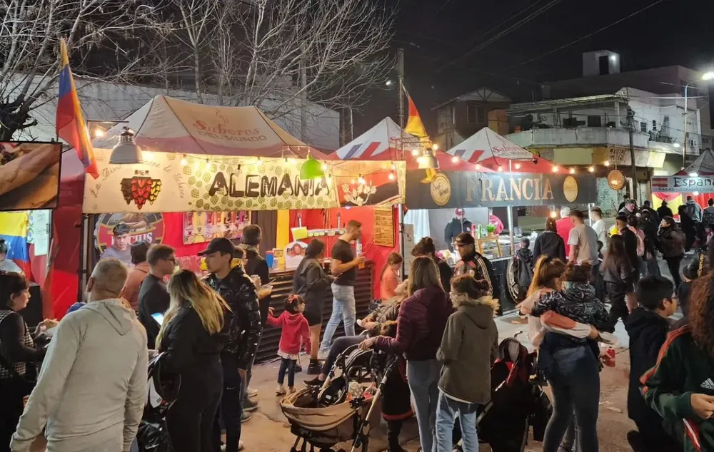 Feria de colectividades en Tres de Febrero con comidas del mundo y música en vivo