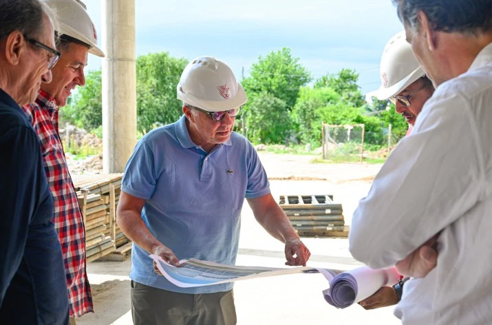 6798c9f275674_715_472!