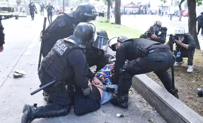 NOTA 1 FEROZ REPRESIÒN