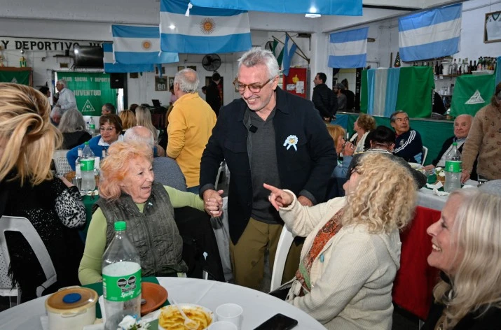 6833c269ad8e5_715_472!