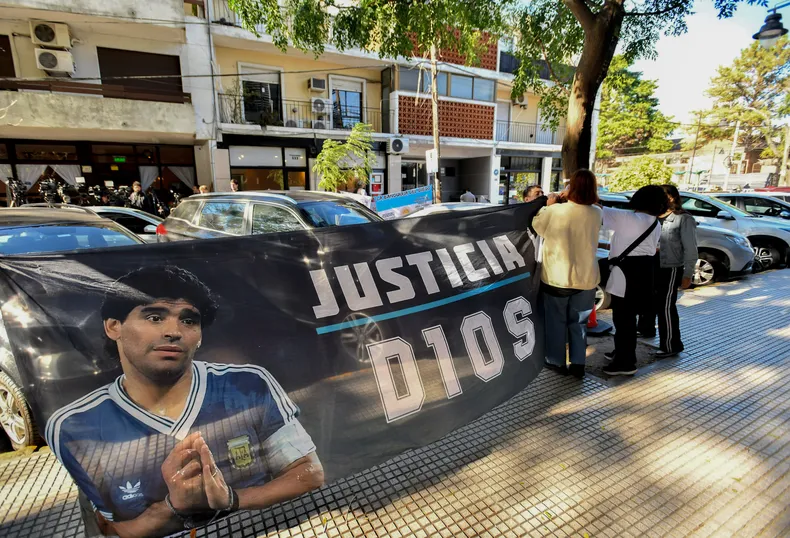 diego-maradona-juicio-banderajpg
