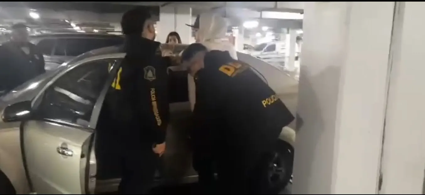 Detienen en el estacionamiento de Unicenter de Martínez a una pareja acusada de robo
