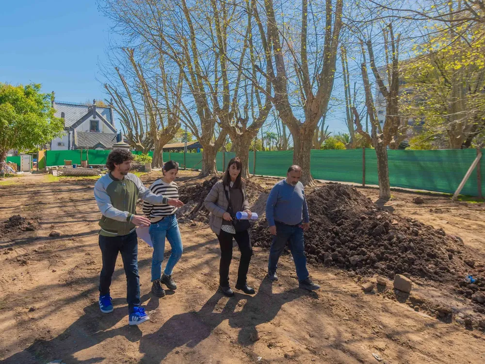 Juan Andreotti recorrió la obra de una nueva plaza junto al Tren de la Costa
