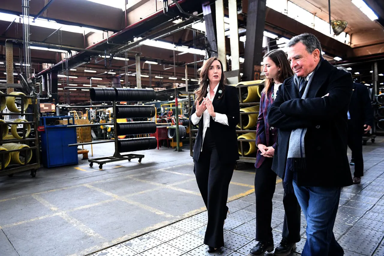 Villarruel visitó la fábrica FATE en San Fernando