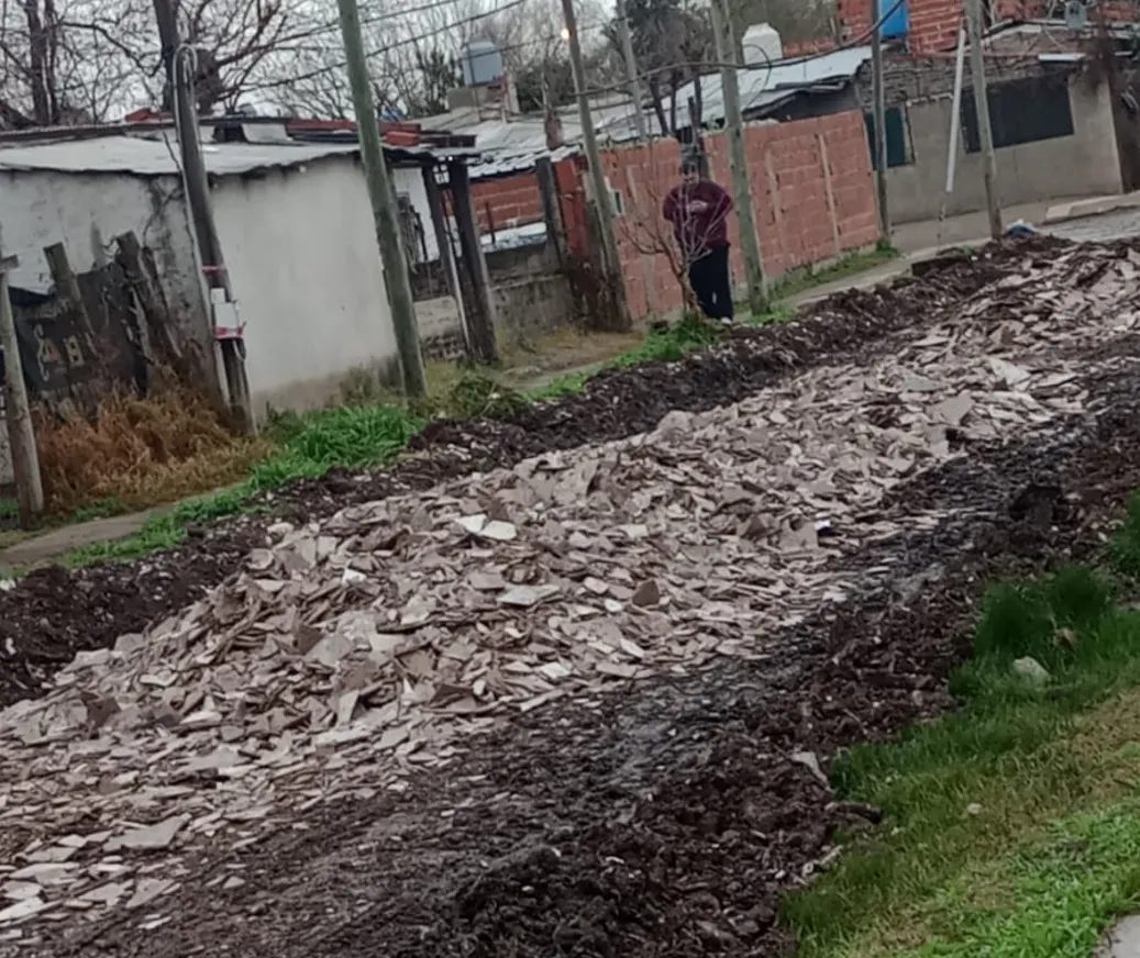 José C. Paz Vecinos denuncian un falso asfalto hecho con cerámicas rotas