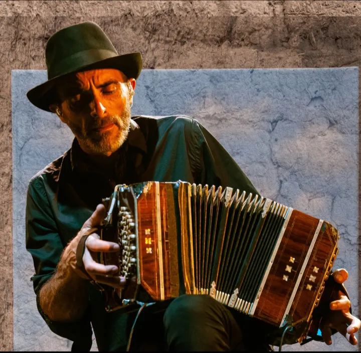 La primera, la tercera, capital 24