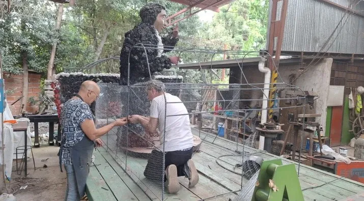 Cuenta regresiva para la Fiesta Nacional de la Flor en Escobar vecinos trabajan en las carrozas del gran desfile