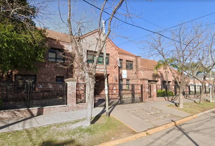 Tigre una mujer atacó con un arma blanca a una docente y a una alumna en la puerta de una escuela