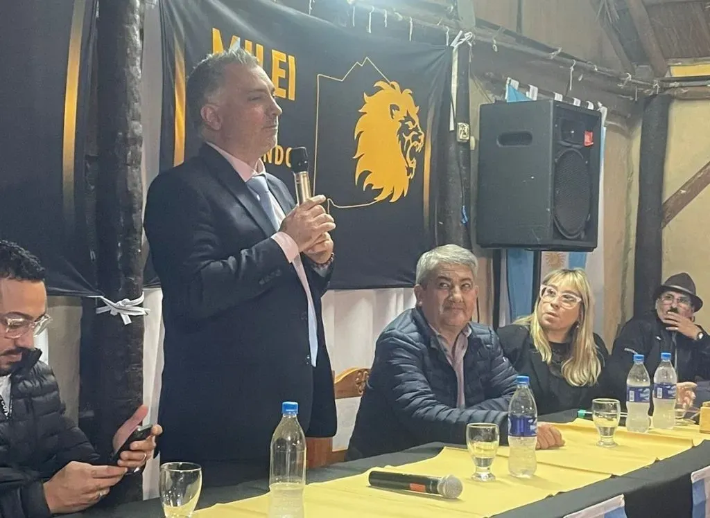 “Roma no paga traidores” la frase que agita la interna libertaria en la primera sección