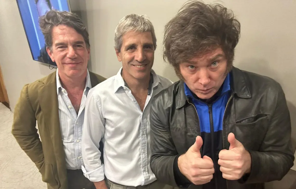 nicolas-posse-luis-caputo-y-javier-milei-antes-abordar-el-avion-rumbo-estados-unidos